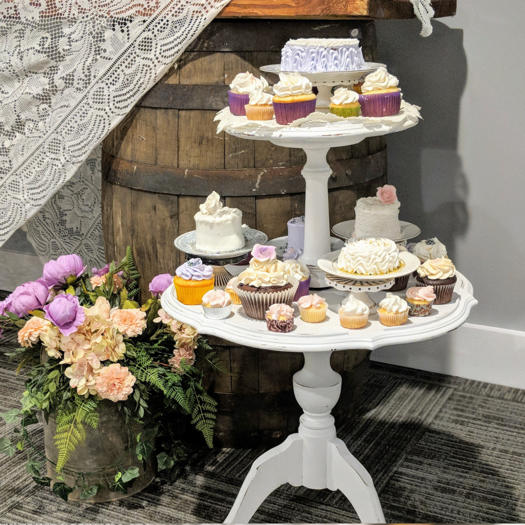 Custom Cake baker decorator in panama city beach florida for wedding cakes birthday cakes cupcake baker