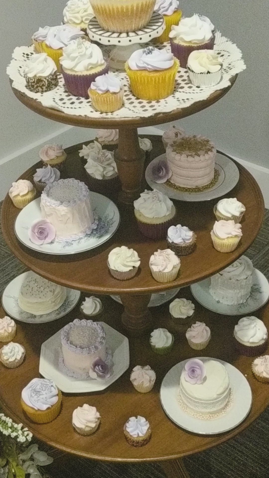 Custom Cake baker decorator in panama city beach florida for wedding cakes birthday cakes cupcake baker